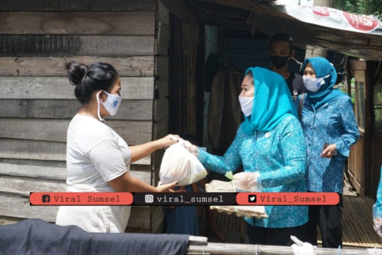 Ketua Tim Penggerak PKK Sumsel Hj Feby Deru bersama Wakil Ketua Tim Penggerak PKK Sumsel Hj Fauziah Mawardi Yahya bagikan sembako. FOTO :VIRALSUMSEL.COM