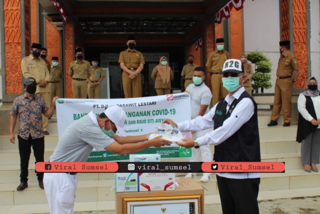 Bupati Mura H. Hendra Gunawan terima bantuan di halaman Kantor Bupati Muara Beliti, Selasa (28/4/2020). FOTO :VIRALSUMSEL.COM