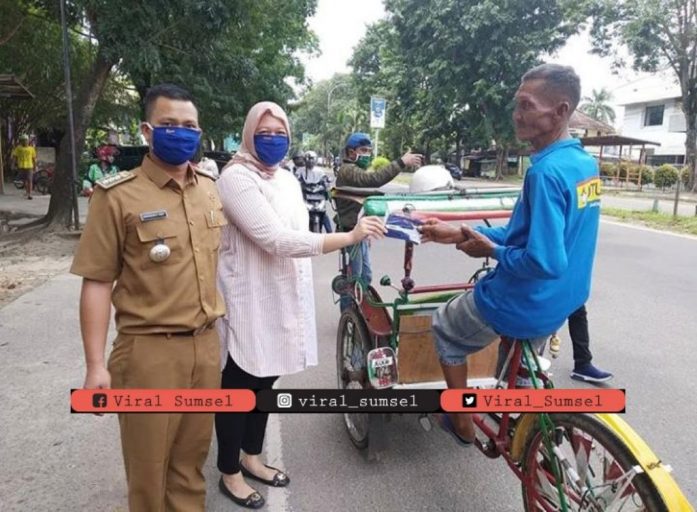 Camat Seberang Ulu 2, Palembang, Rakhman Hidayat Pane, S.STP Bagikan masker kain gratis. FOTO :VIRALSUMSEL.COM