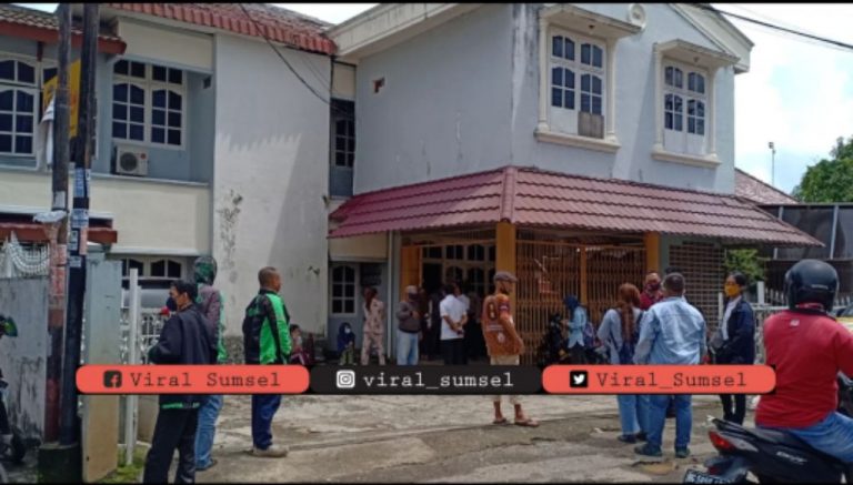 Suasana sebuah indekost di Jalan Dwikora Palembang tempat ditemukan mayat pengacara wanita. FOTO :VIRALSUMSEL.COM