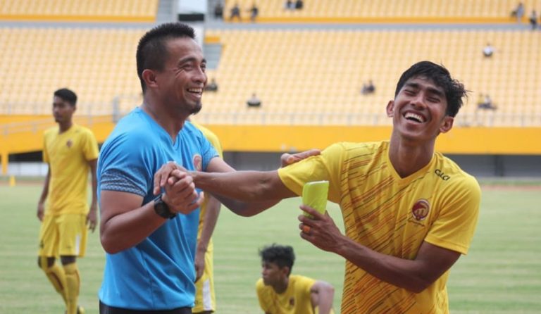 Firman Septian kapten Sriwijaya FC bersama pelatih penjaga gawang Sriwijaya FC Ferry Rotinsulu. FOTO : IG