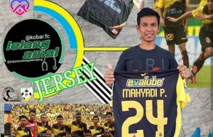 Mahyadi Panggabean mantan pemain Timnas Indonesia Senior lelang jersey Sriwijaya FC. FOTO : VIRALSUMSEL.COM