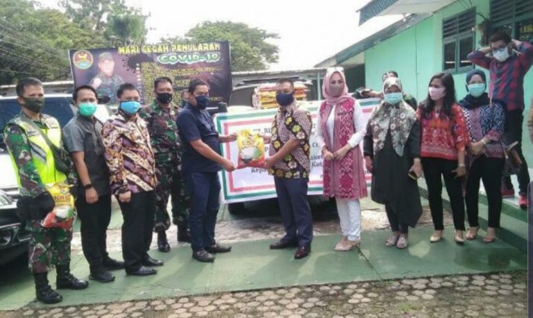 RFB Palembang menyerahkan bantuan 250 paket sembako kepada masyarakat di lima kelurahan di kecamatan Ilir Barat 1 . FOTO : VIRALSUMSEL.COM