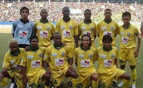 Starting Sriwijaya FC musim 2004/2005. FOTO : NET
