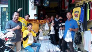 Sriwijaya Mania bagi nasi bungkus pada driver ojol dan tukang becak. FOTO : VIRALSUMSEL.COM