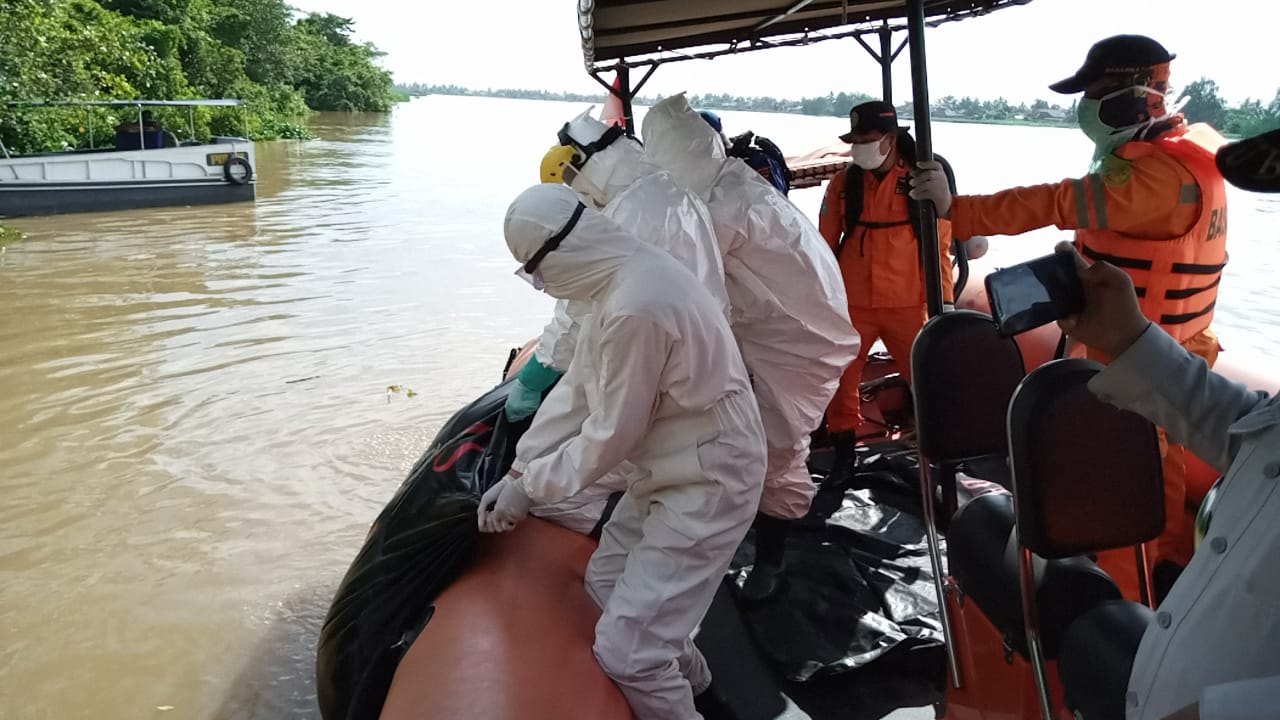 Tim Rescue Basarnas Palembang evakuasi jasad Samsul di Perairan Sungai Musi. FOTO : VIRALSUMSEL.COM