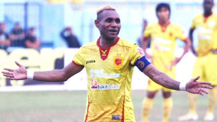 Titus Bonai Penyerang Asal Papua saat masih berseragam Sriwijaya FC. FOTO : NET