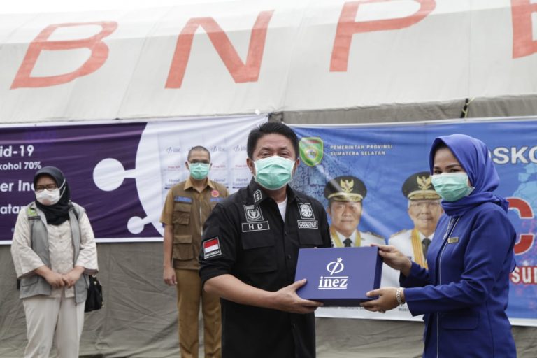 Gubernur Sumsel Herman Deru menerima bantuan 1000 botol hand sanitizer dari PT. Kosmetikatama Super Indah. FOTO :VIRALSUMSEL.COM