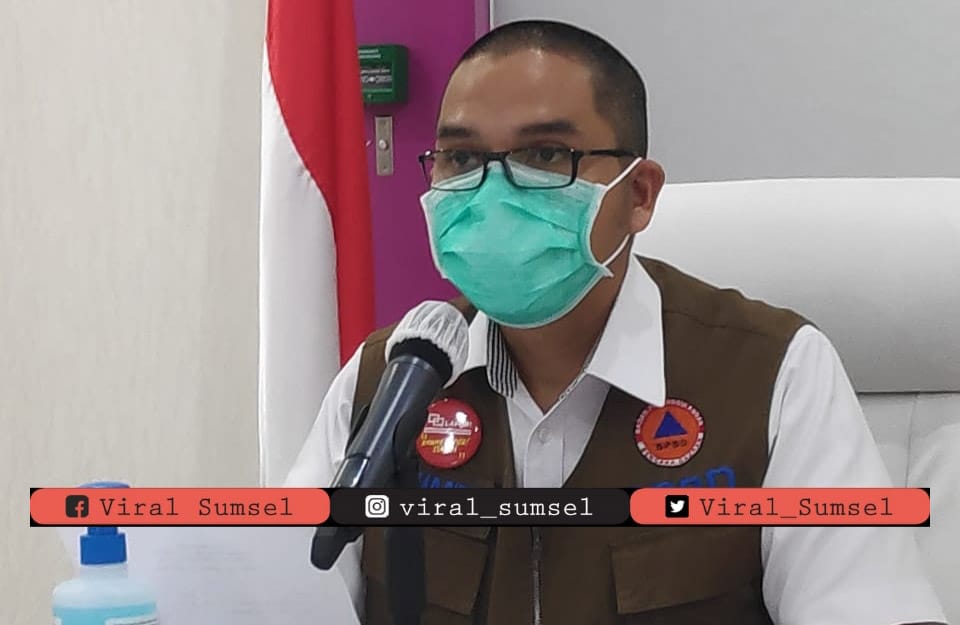 Kepala Dinas Kominfo Sumsel H. Achmad Rizwan S.STP MM mengumumkan perkembangan rilis covid-19 di Sumsel. FOTO : VIRALSUMSEL.COM