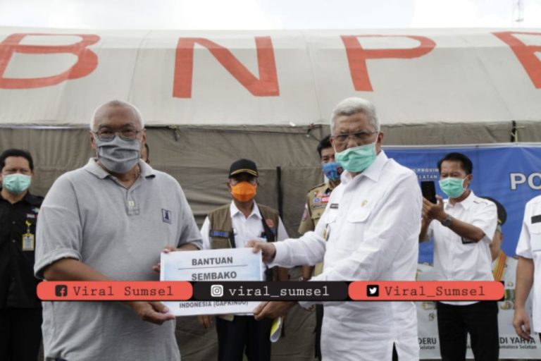 Wakil Gubernur Sumsel H Mawardi Yahya terima bantuan sembako dari Gapkindo. FOTO : VIRALSUMSEL.COM