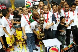 Pemain, pelatih, ofisial dan manajemen Sriwijaya FC euforia angkat trofi juara ISL 2011/2012. FOTO : NET