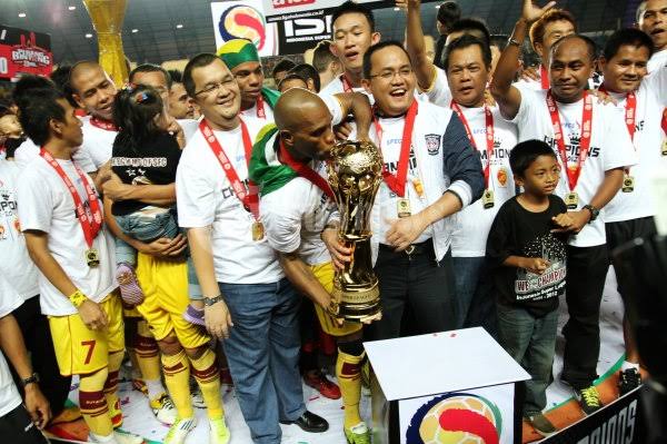 Pemain, pelatih, ofisial dan manajemen Sriwijaya FC euforia angkat trofi juara ISL 2011/2012. FOTO : NET