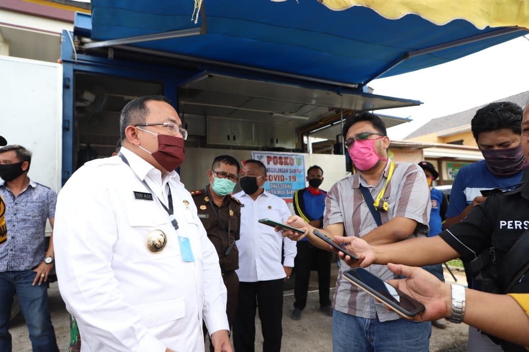 Bupati Muba Dr H Dodi Reza Alex Noerdin jawab pertanyaan awak media. FOTO : VIRALSUMSEL.COM