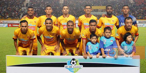 Dua pemain asal Papua, Marckho Sandy (berdiri paling kiri) dan Yanto Basna (berdiri dua kanan) dalam starting eleven Sriwijaya FC 2017. FOTO : LIGA INDOENSIA