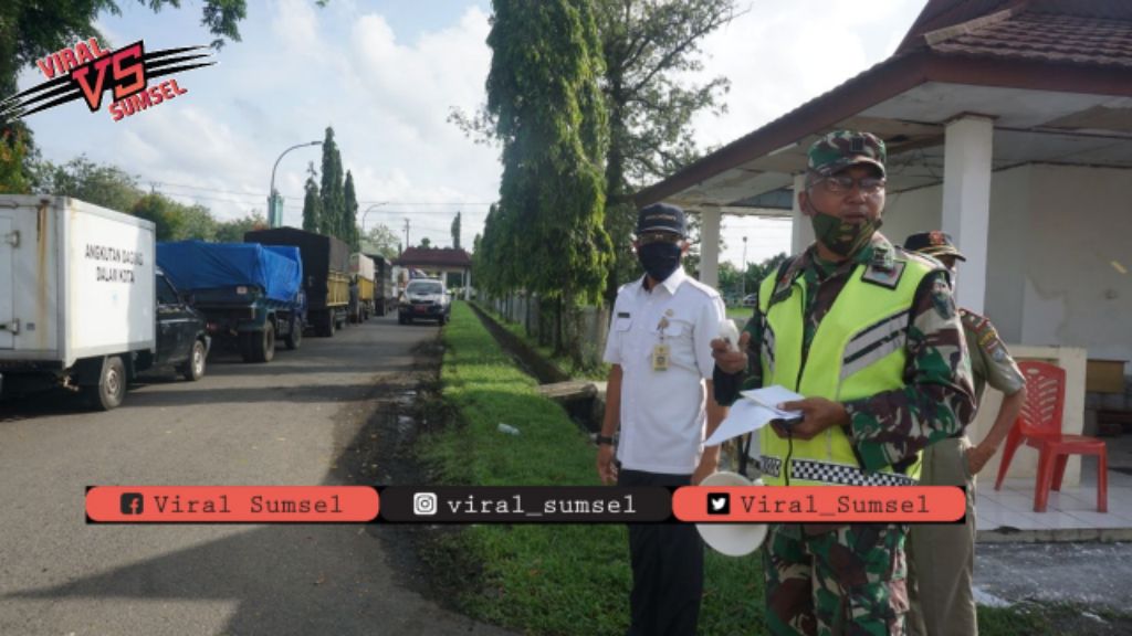 Pembagian bantuan sembako susulan bagi warga di sembilan kelurahan dalam wilayah Kecamatan Lubuklinggau Timur II. FOTO : VIRALSUMSEL.COM