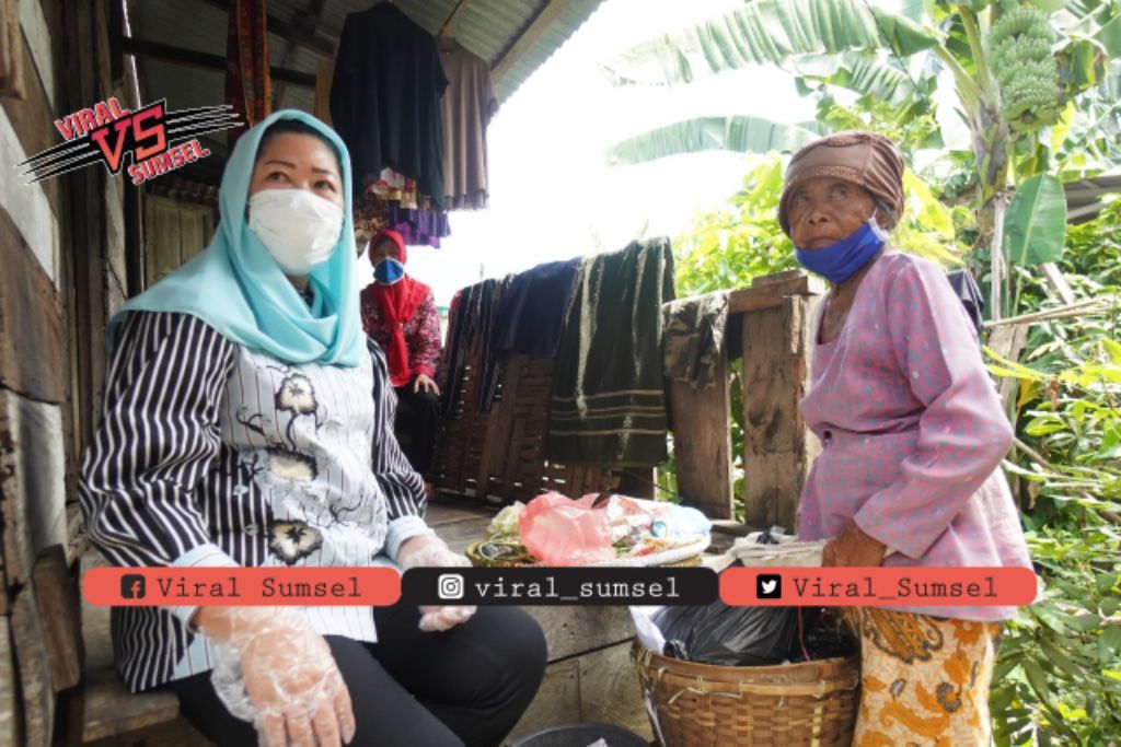 Ketua TP PKK Sumsel Feby Deru kembali menyalurkan bantuan paket sembako bagi warga tidak mampu. FOTO :VIRALSUMSEL.COM