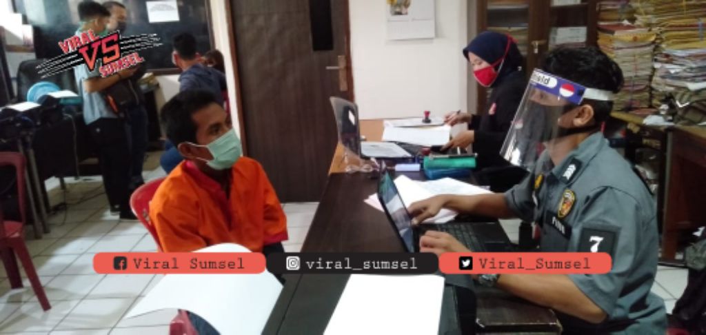 Ramadhan Saputra diamankan di Polrestabes Palembang setelah mencuri ponsel. FOTO :VIRALSUMSEL.COM