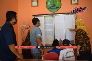 Sejumlah warga melihat daftar penerima bantuan di Kantor Desa di Wilayah Muba. FOTO :VIRALSUMSEL.COM