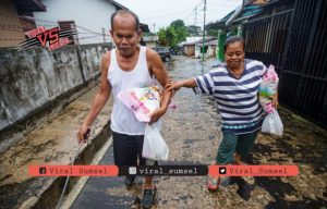 XL Axiata bersama PFI Palembang salurkan bantuan paket sembako pada penyandang disabilitas. FOTO :VIRALSUMSEL.COM