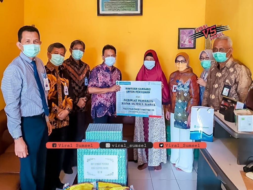 Serikat Pekerja Bank Sumsel Babel berikan bantuan pada pensiunan pegawai. FOTO :VIRALSUMSEL.COM