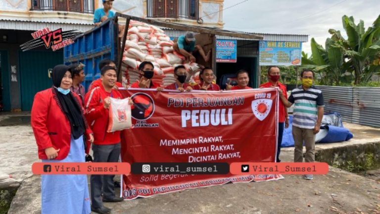 PDI Perjuangan Kabupaten Musi Rawas berikan bantuan sembako pada masyarakat terdampak Covid19. FOTO :VIRALSUMSEL.COM