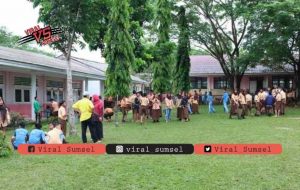 Suasana asri halaman SMP N 28 Palembang. FOTO : VIRALSUMSEL.COM