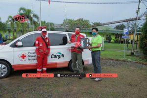 PT Hindoli serahkan bantuan ambulance dan sembako pada PMI Musi Banyuasin. FOTO : VIRALSUMSEL.COM