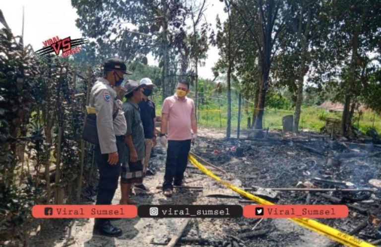 Rumah Kakek dilalap si jago merah di Kecamatan Bayung Lencir. FOTO : VIRALSUMSEL.COM