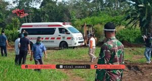 Proses pemakaman salah satu PDP dengan menggunakan protokol corona di Kota Lubuklinggau. FOTO : VIRALSUMSEL.COM