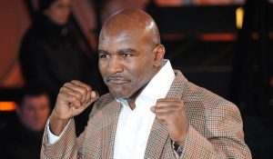 Petinju legendaris asal Amerika Serikat, Evander Holyfield siap naik ring lagi. FOTO : NET