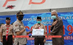 H Mawardi Yahya wakil gubernur Sumsel terima bantuan beras dari Gerakan Pramuka. FOTO :VIRALSUMSEL.COM