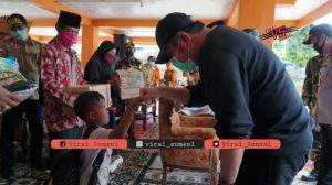 Gubernur Sumsel H.Herman Deru berinteraksi dengan salah satu anak kecil di sela meninjau banjir di OKU Timur. FOTO :VIRALSUMSEL.COM
