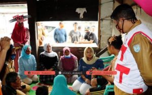 Isyana Popo Ali Ketua PMI Kabupaten OKU Selatan berbela sungkawa ke rumah duka korban tanah longsor. FOTO :VIRALSUMSEL.COM