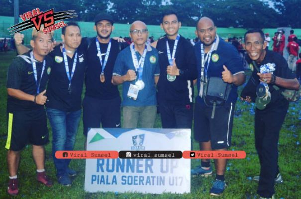 Pelatih dan ofisial PS Palembang U-17 setelah meraih gelar Runner up Piala Suratin U-17 2019 /2020. FOTO :VIRALSUMSEL.COM