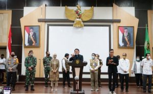 Gubernur Sumsel H.Herman Deru beri keterangan pada awak media terkait PSBB Palembang-Prabumulih. FOTO : ARRA VIRALSUMSEL.COM