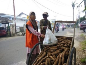 PT Pegadaian Syariah Simpang Patal menggandeng rumah Zakat menyalurkan program sosial sebanyak 50 Paket Sembako kepada masyarakat yang terdampak covid 19. FOTO : VIRALSUMSEL.COM