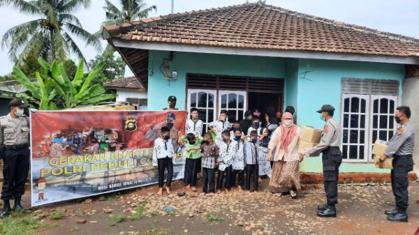 Jajaran personil polres Mura, Polda Sumsel menyambangi sejumlah panti asuhan dan pondok pesantren guna membagikan ratusan paket sembako kepada para anak yatim dan santri. FOTO : VIRALSUMSEL.COM