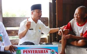 Sekretaris Daerah Muba Drs H Apriyadi MSi yang didampingi Camat Sekayu Marko Susanto, sapa masyarakat. FOTO : VIRALSUMSEL.COM