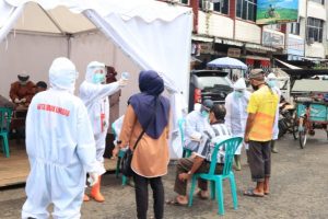 Tukang Ojek, Pedagang, Tukang Parkir, Pegawai Toko, dan berbagai elemen masyarakat yang kesehariannya beraktifitas di pasa inpres Kota Lubuklinggau dilakukan rapid test. FOTO : VIRALSUMSEL.COM