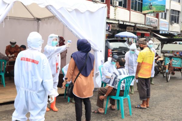 Tukang Ojek, Pedagang, Tukang Parkir, Pegawai Toko, dan berbagai elemen masyarakat yang kesehariannya beraktifitas di pasa inpres Kota Lubuklinggau dilakukan rapid test. FOTO : VIRALSUMSEL.COM