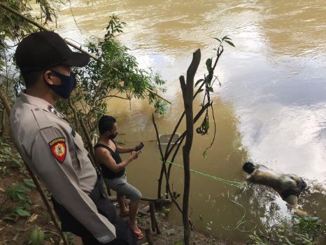 Seorang warga di Musi Rawas menemukan mayat terapung di Sungai saat memancing. FOTO :VIRALSUMSEL.COM