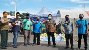 Gubernur Sumsel H Herman Deru terima bantuan beras dari KNPI Sumsel. FOTO : VIRALSUMSEL.COM