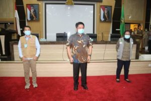 Herman Deru Gubernur Sumsel menyerahkan puluhan ribu bantuan logistik untuk penanganan Covid-19. FOTO : VIRALSUMSEL.COM