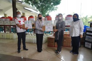 Kepala PMI Provinsi Sumsel Febrita Lustia Herman Deru terima bantuan dari Agung Satgas BUMN di Griya Agung, Selasa (19/5/2020) Siang. FOTO : VIRALSUMSEL.COM