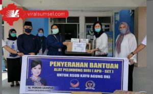 Hj Percha Leanpuri bantu APD ke RSUD Kayuagung Kabupaten OKI, Rabu (20/5/2020). FOTO :VIRALSUMSEL.COM