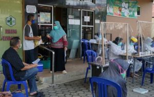 Puskemas Kenten, jalan MP Mangkunegara Palembang tetap memberikan pelayanan Prima kepada pasien pengguna Kartu Indonesia Sehat yang terus berdatangan untuk berobat saat Pemerintah Kota Palembang menerapkan PSBB setelah ditetapkan sebagai wilayah zona merah pendemi Covid 19, Jumat (22/5/2020). Fotographer : Muhammad Arrachim