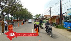 Check poin penerapan PSBB Palembang tahap pertama di Patra Jaya. FOTO : VIRALSUMSEL,COM