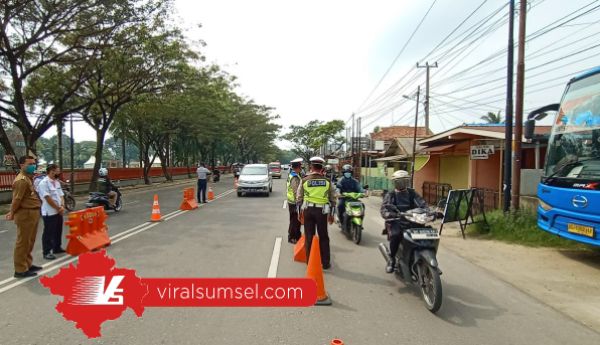 Check poin penerapan PSBB Palembang tahap pertama di Patra Jaya. FOTO : VIRALSUMSEL,COM