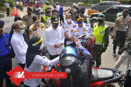 Walikota Palembang Harnojoyo didampingi Sekda Ratu Dewa turun ke jalan cek pelaksanaan PSBB. FOTO :M ARRACHIM /VIRALSUMSEL.COM