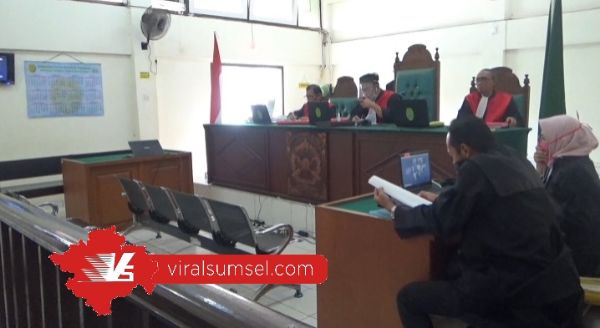 Persidangan yang berlangsung secara virtual di Pengadilan Negeri (PN) Kls 1 A Khusus Palembang, Rabu (27/5/2020). FOTO :VIRALSUMSEL.COM